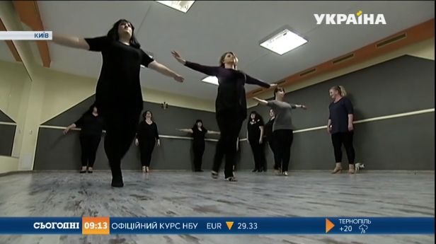 В киевской школе танцев женщины с пышными формами танцуют танго, латину и балет