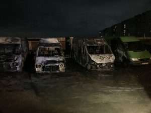 В Харькове на автостоянке ночью горели четыре микроавтобуса и трактор. Пострадал человек