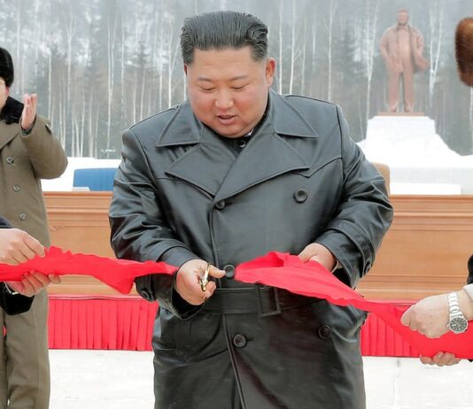 Ким Чен Ын в черном плаще