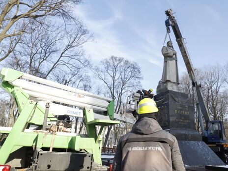 У Києві знесли пам’ятник радянському воєначальникові Ватутіну. Фото, відео