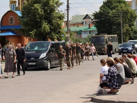 У Хмельницькій області віряни УПЦ МП кричали “Ганьба!” під час церемонії прощання з військовим. Відео