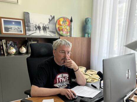 За вісім годин до оприлюднення заяви Ткаченко не планував звільнятися і збирався спілкуватися з усіма критиками