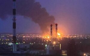 У Бєлгороді лунали вибухи та горіли авто — відео