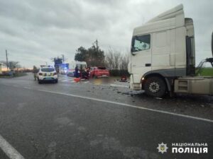 В Одеській області в ДТП з вантажівкою загинули жінка і двоє дітей – поліція
