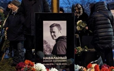 «Українці — хороші люди». Що скандує натовп на похороні Навального у Москві