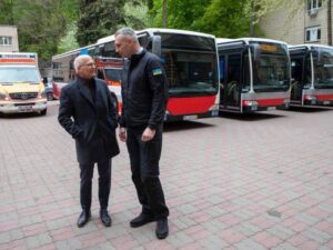 Київ на запрошення Кличка відвідав мер Гамбурга й привіз допомогу – автобуси та “швидкі”