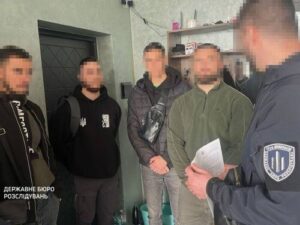 Убивство поліцейського у Вінницькій області. Підозрюваним батькові й сину допомагало втекти двоє військових