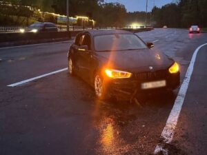 У Києві водій збив на узбіччі двох пішоходів, жінка померла – поліція