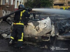 У Миколаєві ввечері прогримів вибух, загорілися автомобілі. Під час гасіння сталася повторна детонація, постраждало п’ятеро рятувальників. Відео