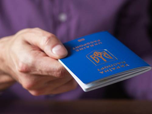 ДП “Документ” роз’яснило постанову Кабміну України щодо отримання паспортів за кордоном чоловіками призовного віку
