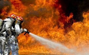 Пожежа в Луганську 7 травня – Згоріла нафтобаза РФ — відео