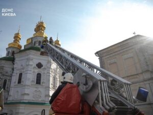 У Києво-Печерській лаврі на куполі одного із храмів завалився хрест. Фоторепортаж