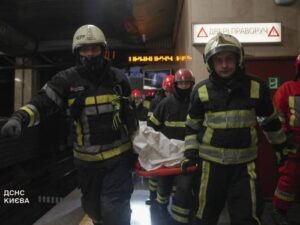 У київському метро під поїздом загинув пасажир, закрили три станції