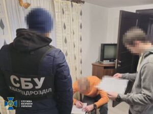 СБУ затримала двох імовірних коригувальників. Їх підозрюють у наведенні ракет РФ на аеродроми й ППО