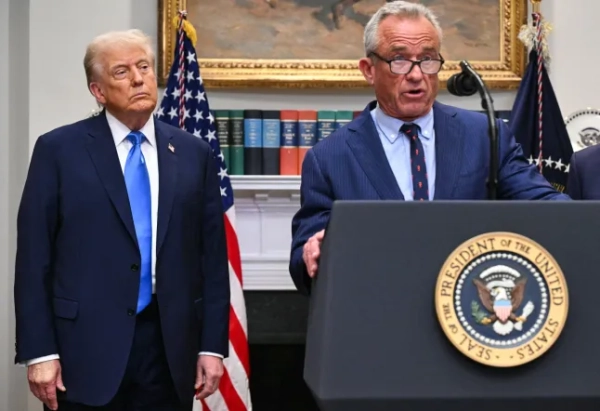 (Л/П) Президент США Дональд Трамп спостерігає за тим, як міністр охорони здоров'я та соціальних служб США Роберт Ф. Кеннеді-молодший виступає під час заходу, присвяченого аутизму, у кімнаті Рузвельта Білого дому у Вашингтоні, округ Колумбія, 22 вересня 2025 року. (Фото SAUL LOEB / AFP) (Фото SAUL LOEB/AFP через Getty Images)