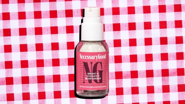 Покупці кажуть, що «через 1 тиждень шкіра виглядає яскравішою, зволоженою та сяючою», оскільки зволожувальний крем працює