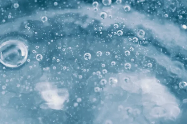 Абстрактний синій фон. Текстура прозорої води з бульбашками.