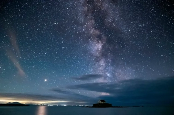 Чумацький Шлях та нічне небо над церквою Святого Квіфанса вночі на острові Англсі. (Фото: Alan Novelli/Loop Images/Universal Images Group via Getty Images)