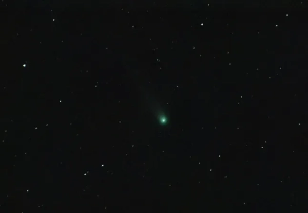 Обов'язкове посилання: Фото Давіде Піскеттоли/NurPhoto/Shutterstock (15530066a) Комета C/2025 A6 (Леммон) з'являється на небі над Мольфеттою, Італія, 11 жовтня 2025 року, близько 6:00 ранку праворуч від Великої Ведмедиці, перед світанком. Комета C/2025 A6 (Леммон), відкрита на початку року, переживає несподіване та раптове збільшення яскравості протягом літа, швидко стаючи одним із найцікавіших небесних об'єктів 2025 року. Її називають найкрасивішою кометою осені. Комета C/2025 A6 (Леммон), Мольфетта, Італія - 11 жовтня 2025 року