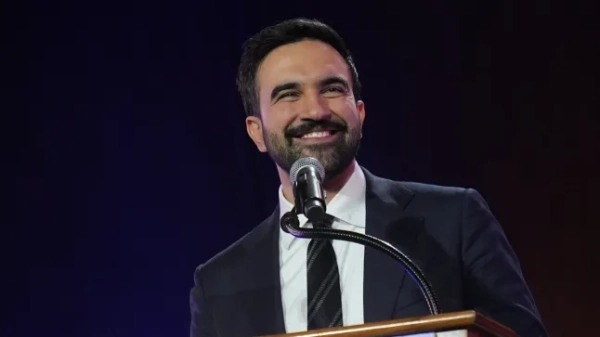 НЬЮ-ЙОРК, США – 26 ЖОВТНЯ: Кандидат у мери Нью-Йорка Зогран Мамдані виступає під час передвиборчого мітингу на стадіоні Форест-Гіллз у Нью-Йорку, США, 26 жовтня 2025 року. (Фото Сельчука Аджара/Anadolu через Getty Images)