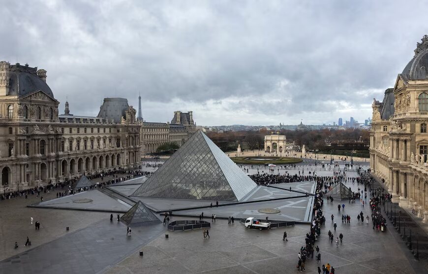 Поліція заарештувала четвертого підозрюваного у причетності до пограбування Лувру, а також ще трьох осіб