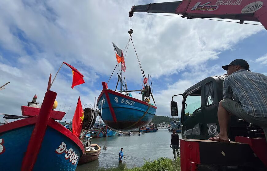 Смертельний тайфун Калмаегі досяг берегів В'єтнаму після руйнівного проходження шторму через Філіппіни