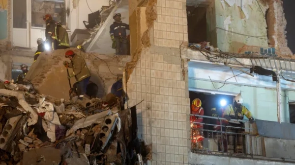 Рятувальники розчищають завали на місці багатоквартирного будинку, який вчора був уражений російською ракетою на тлі нападу Росії на Україну, у Тернополі, Україна, 20 листопада 2025 року. REUTERS/Thomas Peter