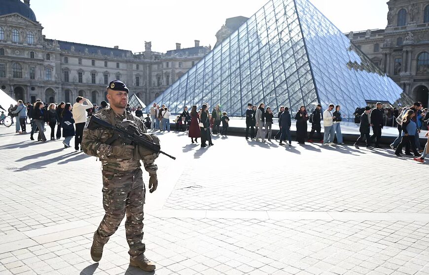 За словами співробітника, пароль до системи відеоспостереження Лувру був «Лувр».
