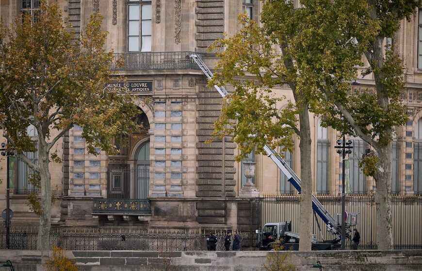 Паризький водій каже, що підозрюваний у пограбуванні Лувру є добрим самарянином, який допоміг йому на дорозі