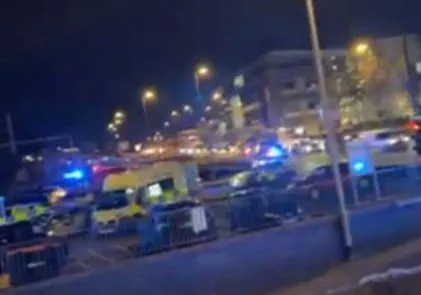 Служби екстреної допомоги на станції Ештон-андер-Лайн