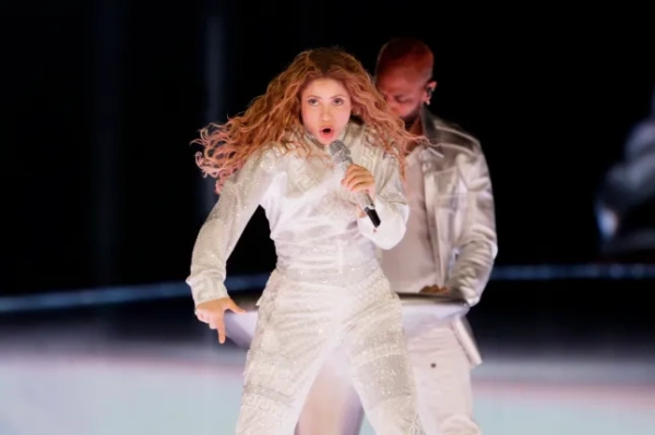 epa12498494 Колумбійська співачка Шакіра виступає під час концерту свого світового турне «Las mujeres ya no lloran» (Жінки не плачуть) у Боготі, Колумбія, 1 листопада 2025 року. EPA/Карлос Ортега