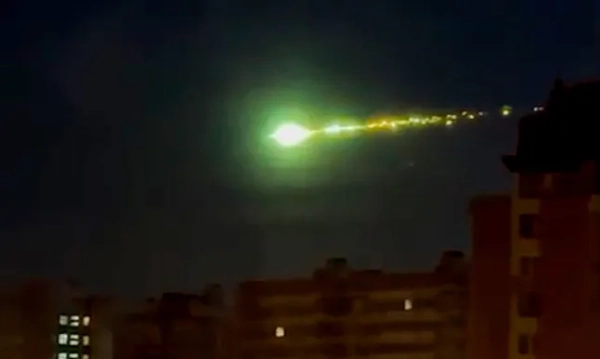 Це зображення є скріншотом відео під назвою NewsX-GreenBall-01.mp4: На відео видно, як таємнича зелена вогняна куля падає над Москвою, Росія, у понеділок, 27 жовтня 2025 року. (newsX)