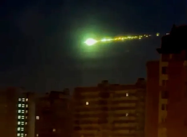 Це зображення є скріншотом відео під назвою NewsX-GreenBall-01.mp4: На відео видно, як таємнича зелена вогняна куля падає над Москвою, Росія, у понеділок, 27 жовтня 2025 року. (newsX)