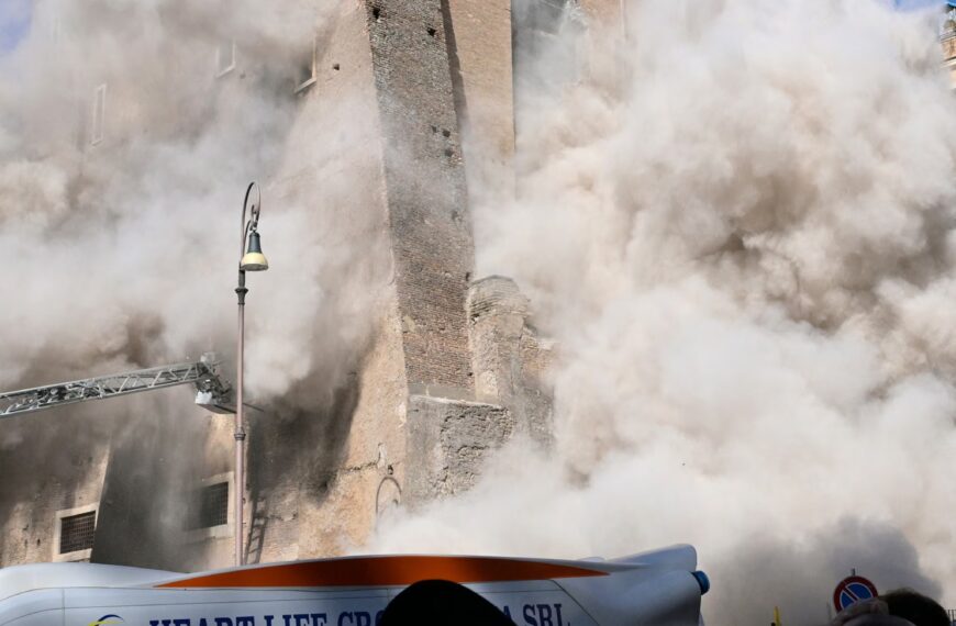 Робітник провів у пастці 11 годин після обвалу середньовічної вежі в центрі Риму