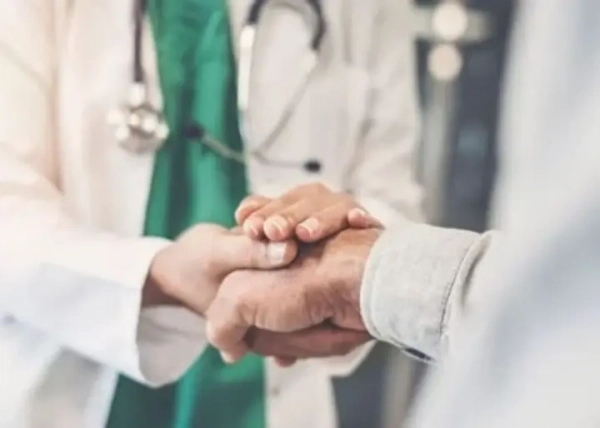 Фіктивна паліативна допомога: у Києві двох медиків підозрюють у привласненні понад 1,6 млн грн за ненадані послуги