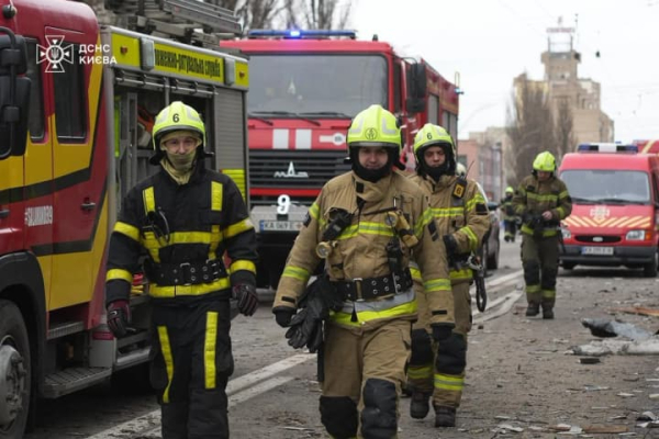 Кількість постраждалих у Києві внаслідок атаки рф 27 грудня <!--more--/>зросла до 32″ loading=”eager” decoding=”async” fetchpriority=”high” style=”color:transparent;margin:0;display:block;width:100%;height:auto” class=”block w-full h-auto max-w-full” width=”1500″ height=”1001″ width=”1500″ height=”1001″ /></p>
<p></span></p>
<p>У Києві в результаті російської атаки 27 грудня травмовано 32 особи. Про це інформує <b>УНН</b>, посилаючись на міського голову Віталія Кличка.</p>
<h2>Деталі</h2>
<p>В стаціонарах столичних лікувальних закладів перебувають 11 госпіталізованих жителів міста, додав він.</p>
<h2>Контекст</h2>
<p>В ніч на 27 грудня росіяни знову здійснили масовану атаку по Україні: вибухи прогриміли у різних містах, у тому числі в Києві.</p>
<p>У результаті ударів загинула особа: спочатку число постраждалих складало 22, але згодом цифра зросла до 30.</p>
<h2>Нагадаємо</h2>
<p>Міністерство внутрішніх справ України проінформувало, що внаслідок нічного обстрілу Києва 27 грудня пошкоджено понад 10 житлових багатоповерхівок, приватні будівлі та цивільну інфраструктуру. У Дарницькому районі з епіцентру удару врятували близько 70 людей похилого віку.</p>

<div class=