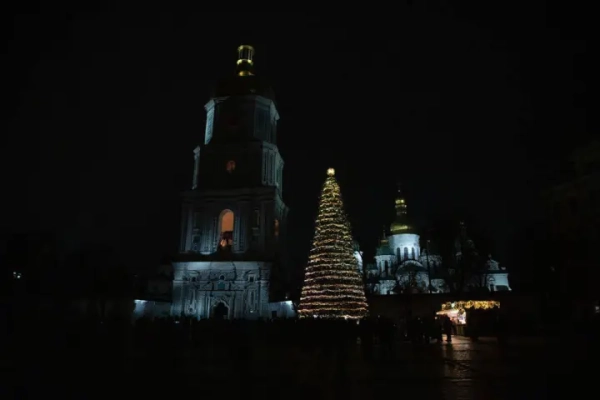 У Києві засяяла головна ялинка країни: чим її прикрасили