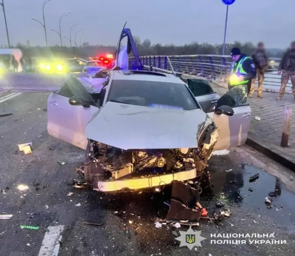 П'ять людей постраждали в ДТП на Броварському проспекті у Києві, рух перекрито