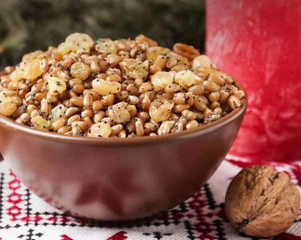 Віряни відзначають Святвечір: у ПЦУ розповіли про традиції 12 страв та значення куті