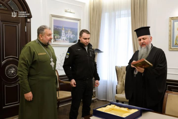 Реліквія для ПЦУ: ГУР передало Митрополиту Епіфанію унікальну ікону Архангела Михаїла