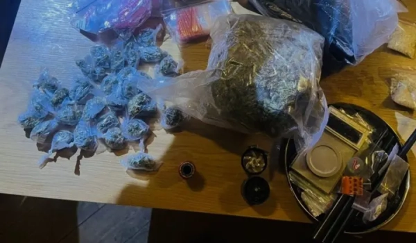 Прикрасив ялинку наркотиками: у Києві іноземцю повідомили про підозру у збуті психотропів