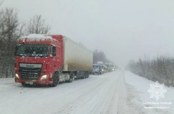 Рух вантажівок на трасі Київ-Чоп обмежили на Рівненщині через снігопад
