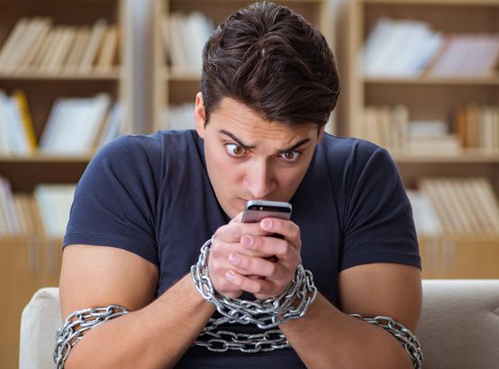 Побоювання пропустити цікаве: 8 ознак залежності від смартфона