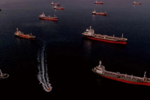 Десятки суден стали на якір біля портів Ірану через зростання напруженості щодо США