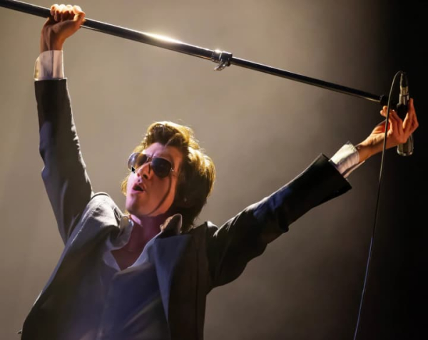 "Arctic Monkeys" повертаються з першим релізом після чотирьох років на підтримку дітей, що постраждали від війн