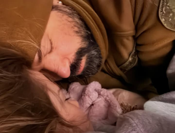 “Коли слова не потрібні”: Олена Мозгова поділилася фото коханого-воїна та теплою миттю з дочкою