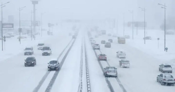 У Києві обмежили вʼїзд вантажівок та закликали водіїв обрати громадський транспорт через негоду