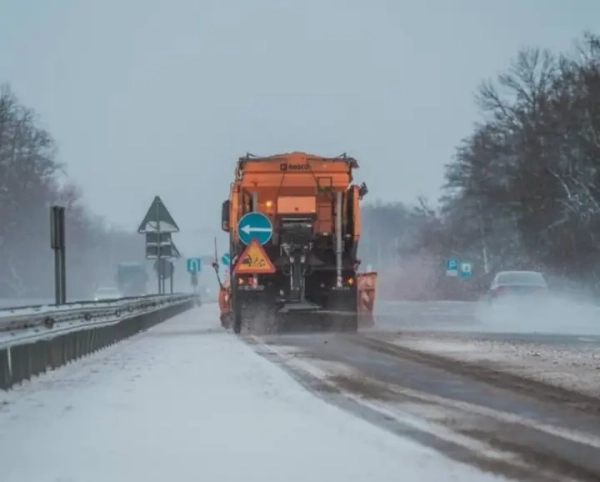 Ключові шляхи України відкриті для руху, проте на окремих ділянках слизько – шляховики