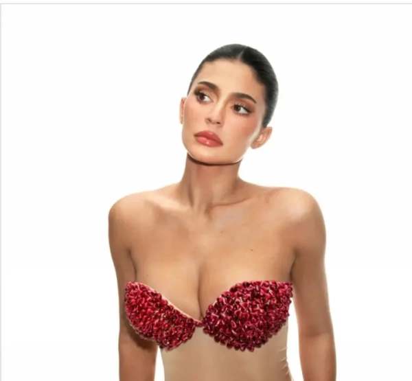 Кайлі Дженнер засліпила публіку: ліфчик із рубінових кісточок у свіжій фотозйомці