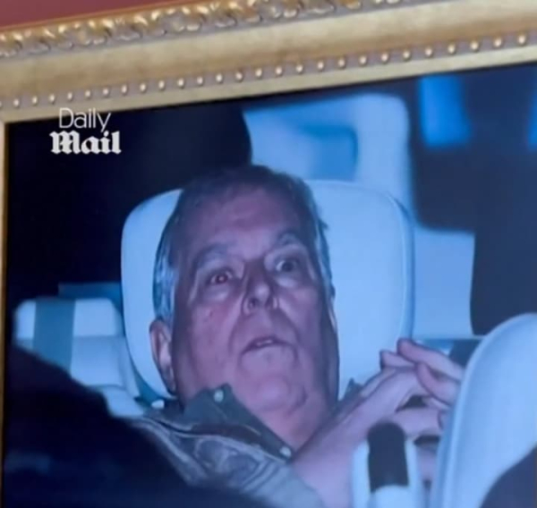 Сумнозвісне фото колишнього принца Ендрю після арешту вивісили в Луврі